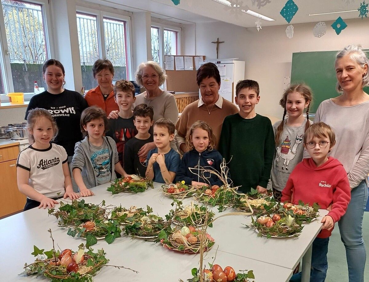 Die Teilnehmer des OGV-Kurses lernten eine alte Ostertradition neu.⇒Carmen Thurnher (3)