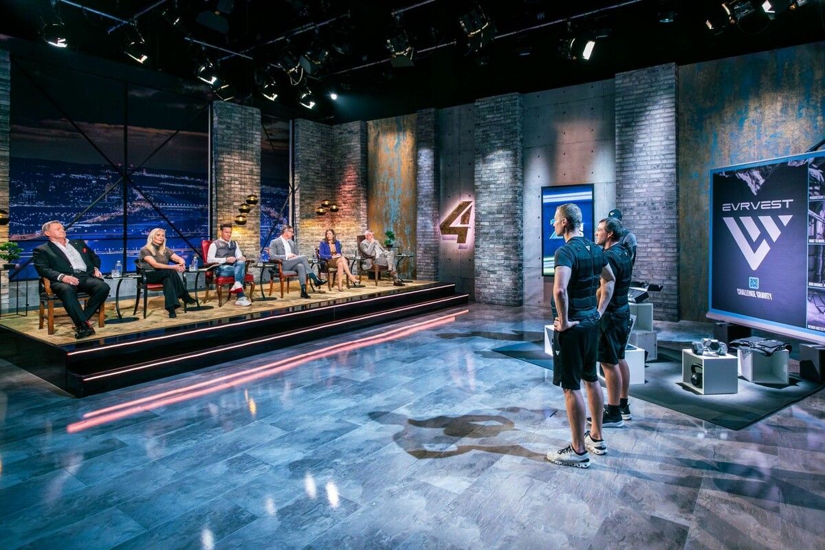 Die Vorarlberger Fabian Lutz und Max Schnetzer stellen ihr Fitnessprodukt, das sie selbst intensiv getestet haben, am Dienstag der Jury vor. ⇒Puls4/Gerry Frank (2)