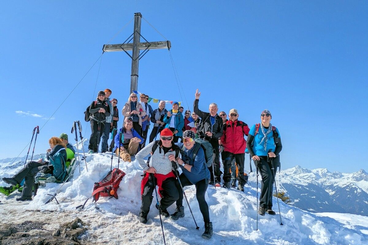 Die Wandergruppe des Kneipp Aktiv Club Dornbirn genoss Sonnenschein und Winterpanorama am Muttjöchle. ⇒Kneipp Aktiv Club Dornbirn