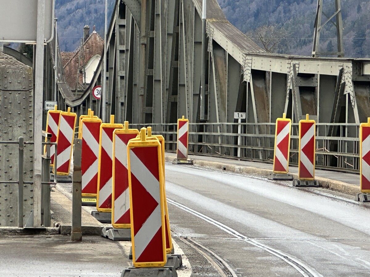 Die Wiesenrainbrücke wird für den gesamten Verkehr gesperrt. ⇒VOL.AT/Mayer