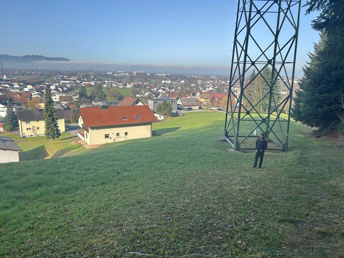 Dietmar Gasser auf seinem Grundstück einige Meter über Wolfurt. Die Illwerke VKW möchten auch diesen Masten sanieren. ⇒VN/Prock