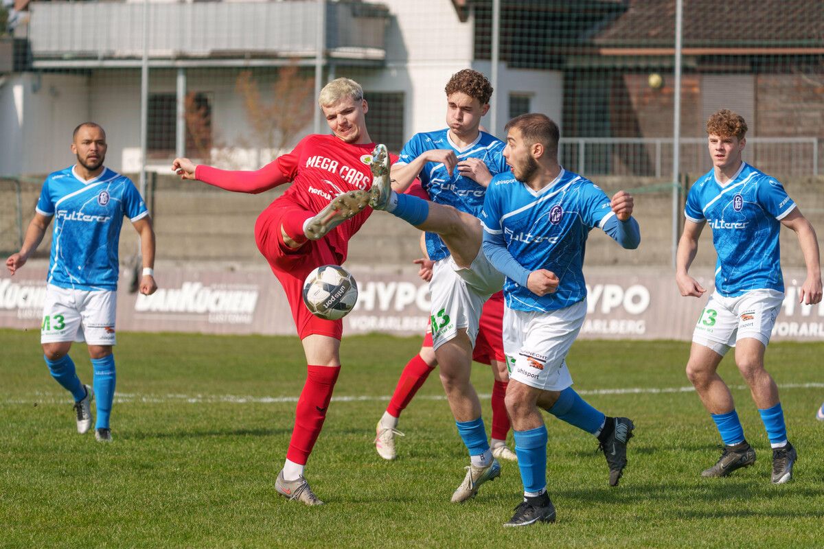 Dornbirns Ben Brzaj (links) krönte seine Leistung mit einem Tor.⇒VN-Stiplovsek