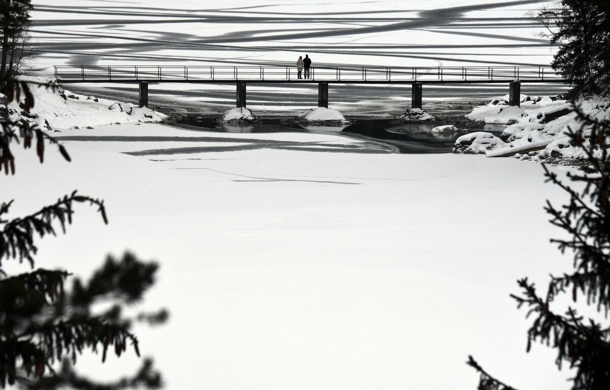 Drei Personen konnten am Eibsee im Allgäu aus dem Eis befreit werden. ⇒AFP/Symbol