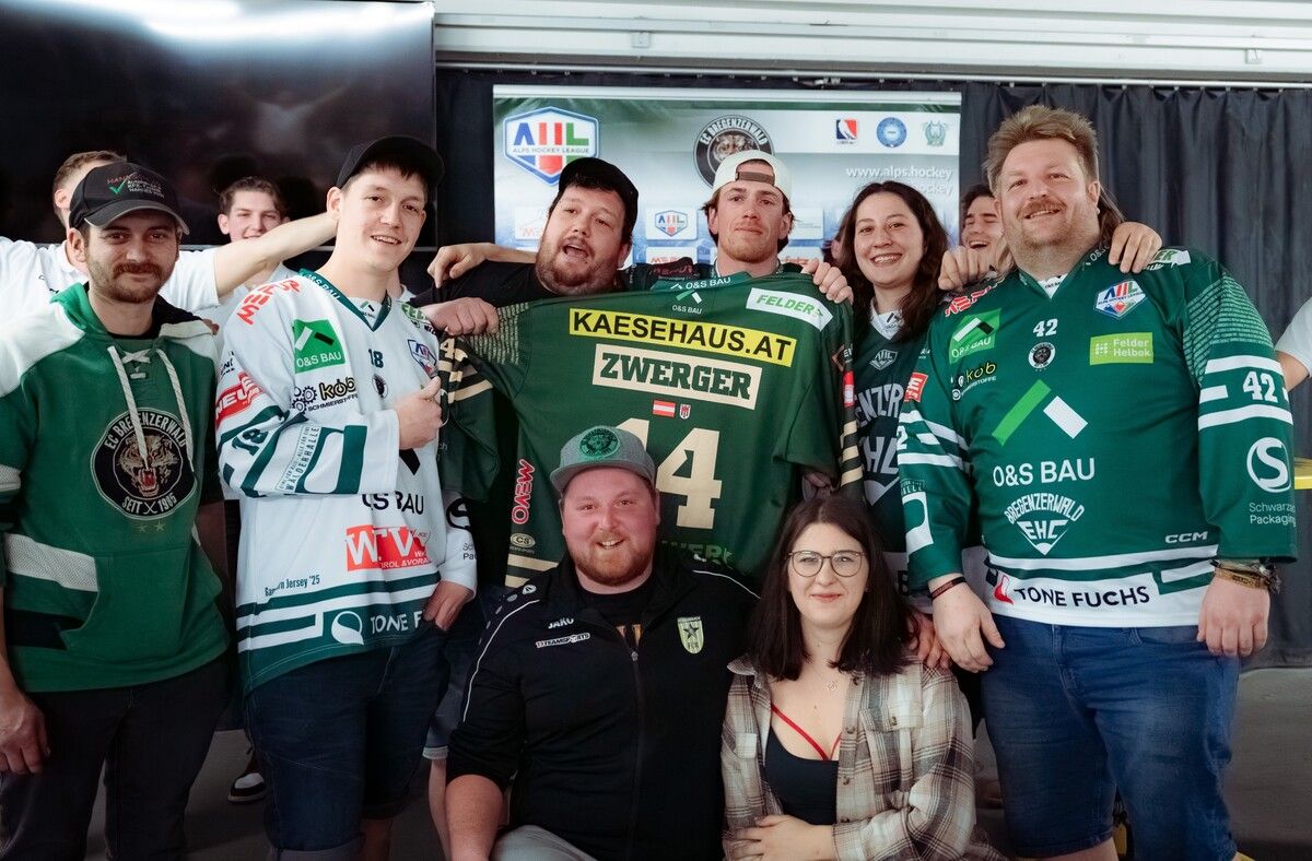 ECB-Kapitän Julian Zwerger (Mitte) brachte seinen eigenen Fanclub mit.⇒SIHA