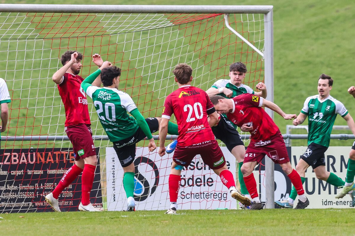 Eggs Elias Meusburger schont sich nicht und versucht es mit dem Kopf.⇒Steurer