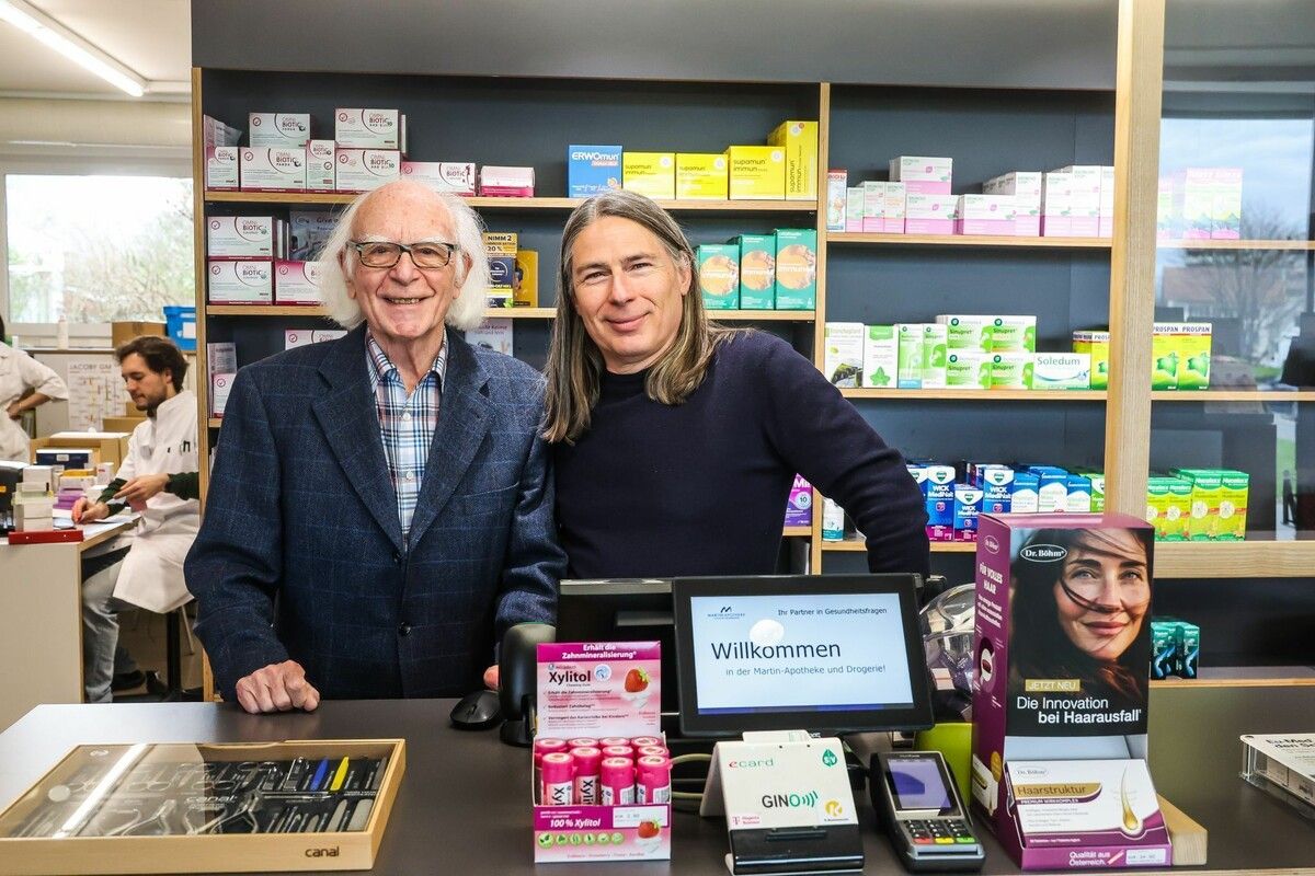 Egon Michler freut es sehr, dass sein Sohn Klaus sein Lebenswerk - die Apotheke in Lochau - fortführt. ⇒VN/Steurer