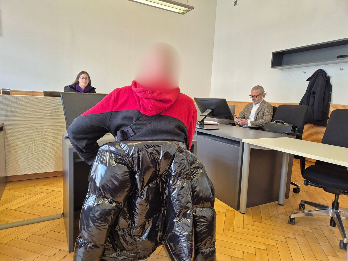 Ein 60-jähriger Pensionist wird beschuldigt, zu Unrecht 46.000 Euro Sozialleistungen bezogen zu haben.⇒Christiane Eckert