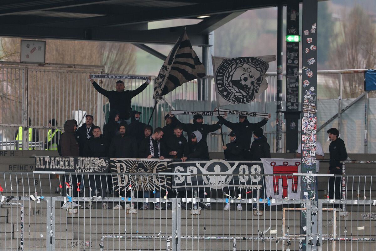 Ein Altacher Fan erklärt sich bereit, den Schaden in Wolfsberg zu reparieren.⇒Gep