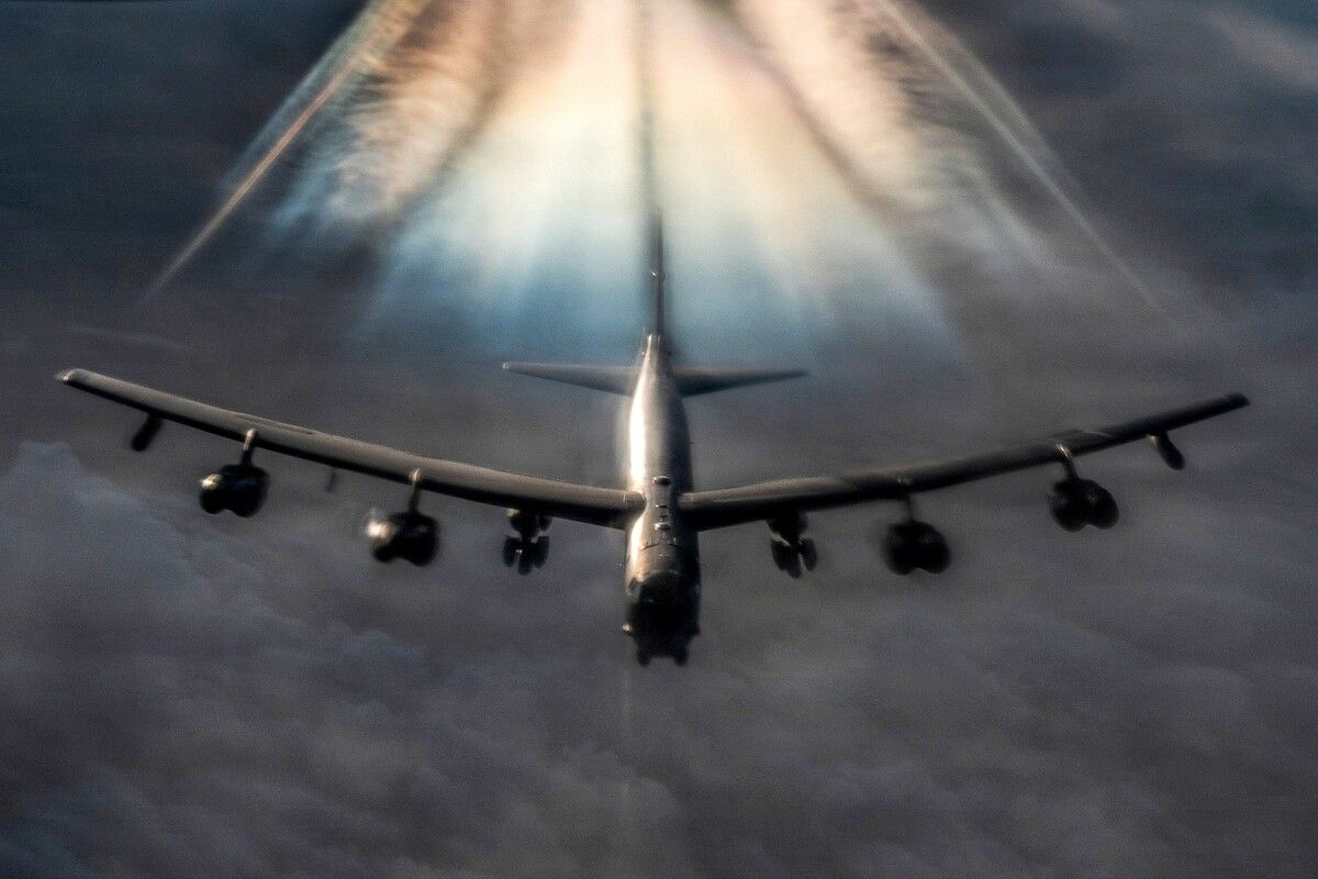 Ein B-52 Stratofortress-Bomber der US Air Force fliegt einen Einsatz bei der Operation „Epic Fury“ im Nahen Osten.