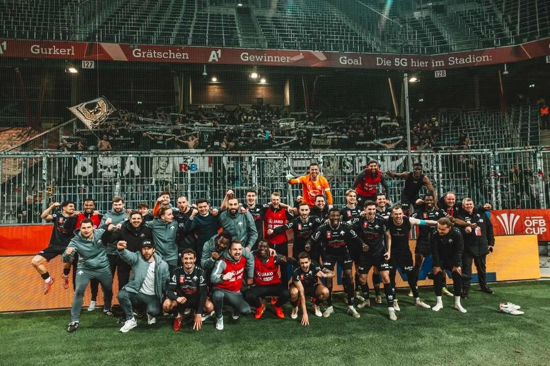 Ein Foto für die Geschichtsbücher: Altachs Team feiert zusammen mit den Fans.⇒VN