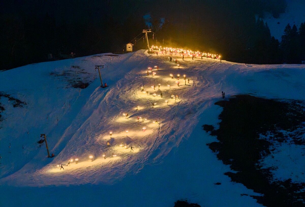 Ein imposantes Bild des Zusammenhalts: 250 Fackeln auf der Piste im Skigebiet Schetteregg.⇒VN/Stiplovsek