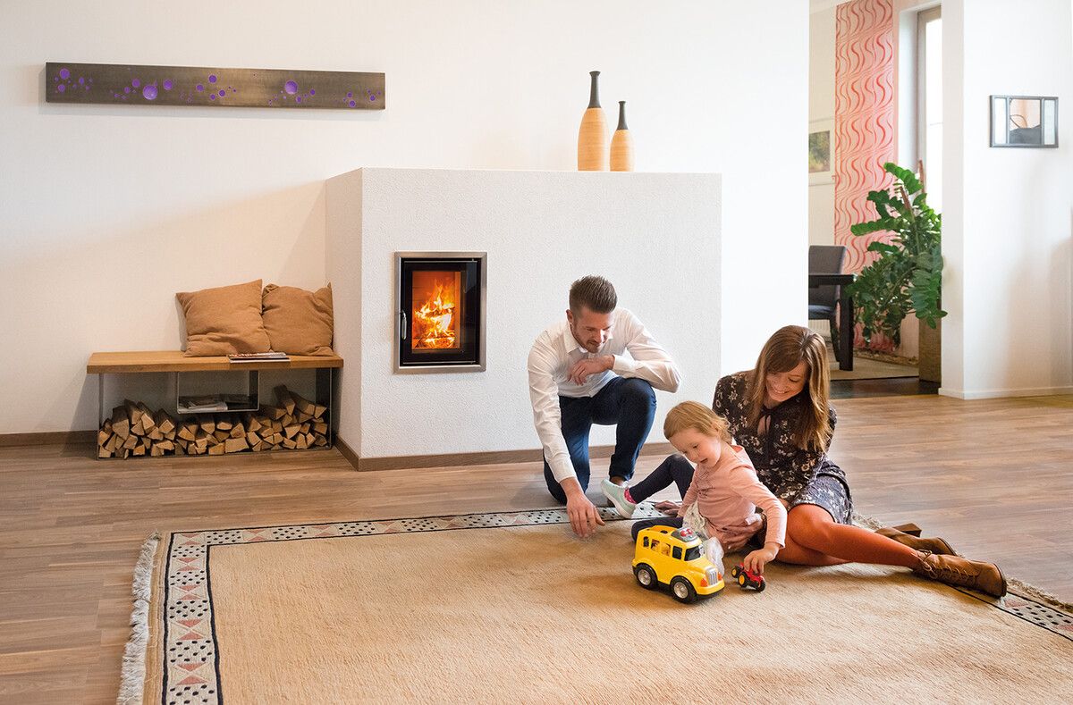 Ein Kachelofen sorgt für wohlige Wärme.⇒Spirit-of-Fire/Scheibelhofer