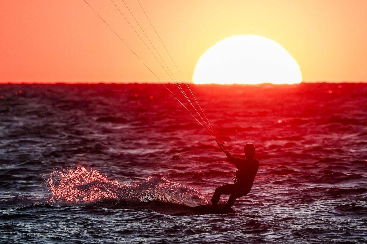 Ein Kite-Surfer vor einem malerischen Sonnenuntergang in Marseille.