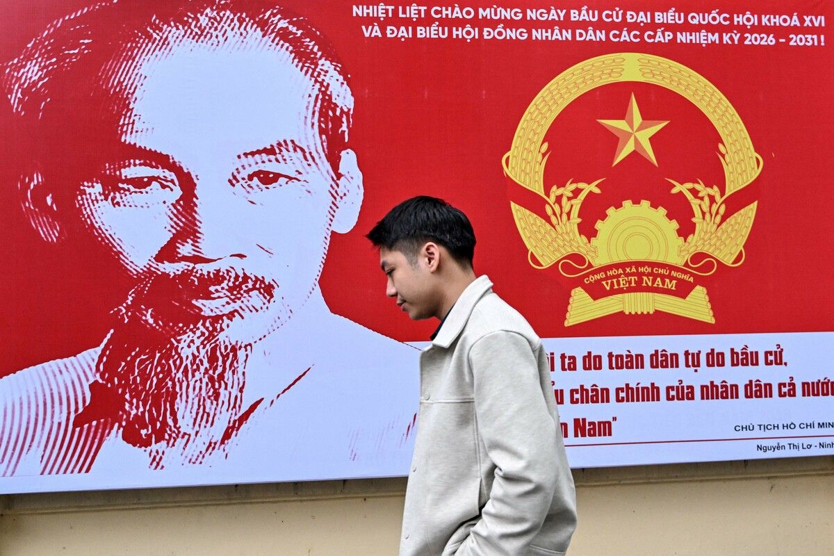 Ein Mann geht in Hanoi an einem Plakat für die bevorstehenden Wahlen zur Nationalversammlung und zu den Volksräten vorbei.