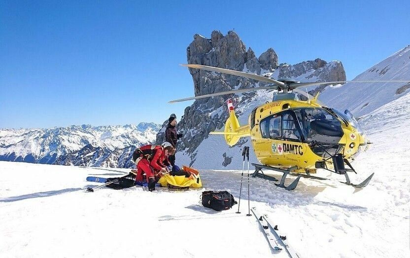 Ein Notarzthubschrauber flog den Verunglückten zum Krankenhaus nach Innsbruck. ⇒symbol/öamtc