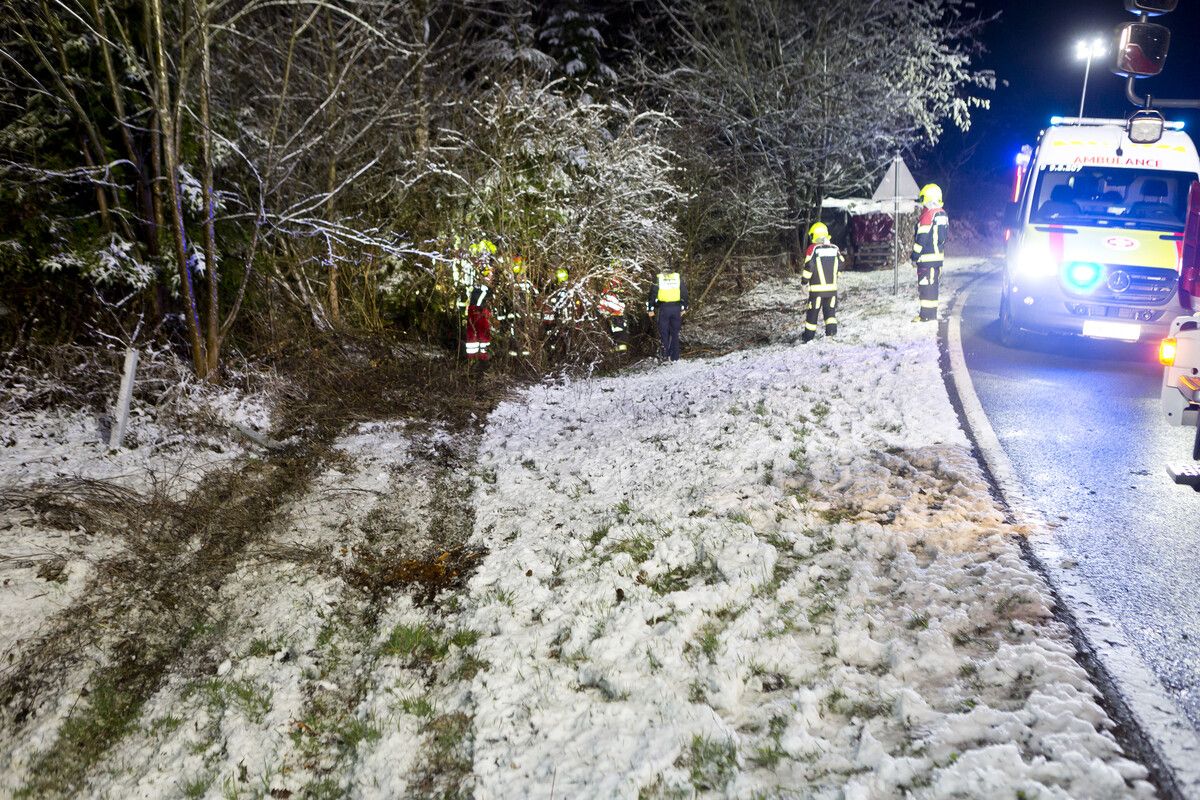 Ein Pkw ist in Satteins im Graben gelandet. ⇒Dietmar Mathis