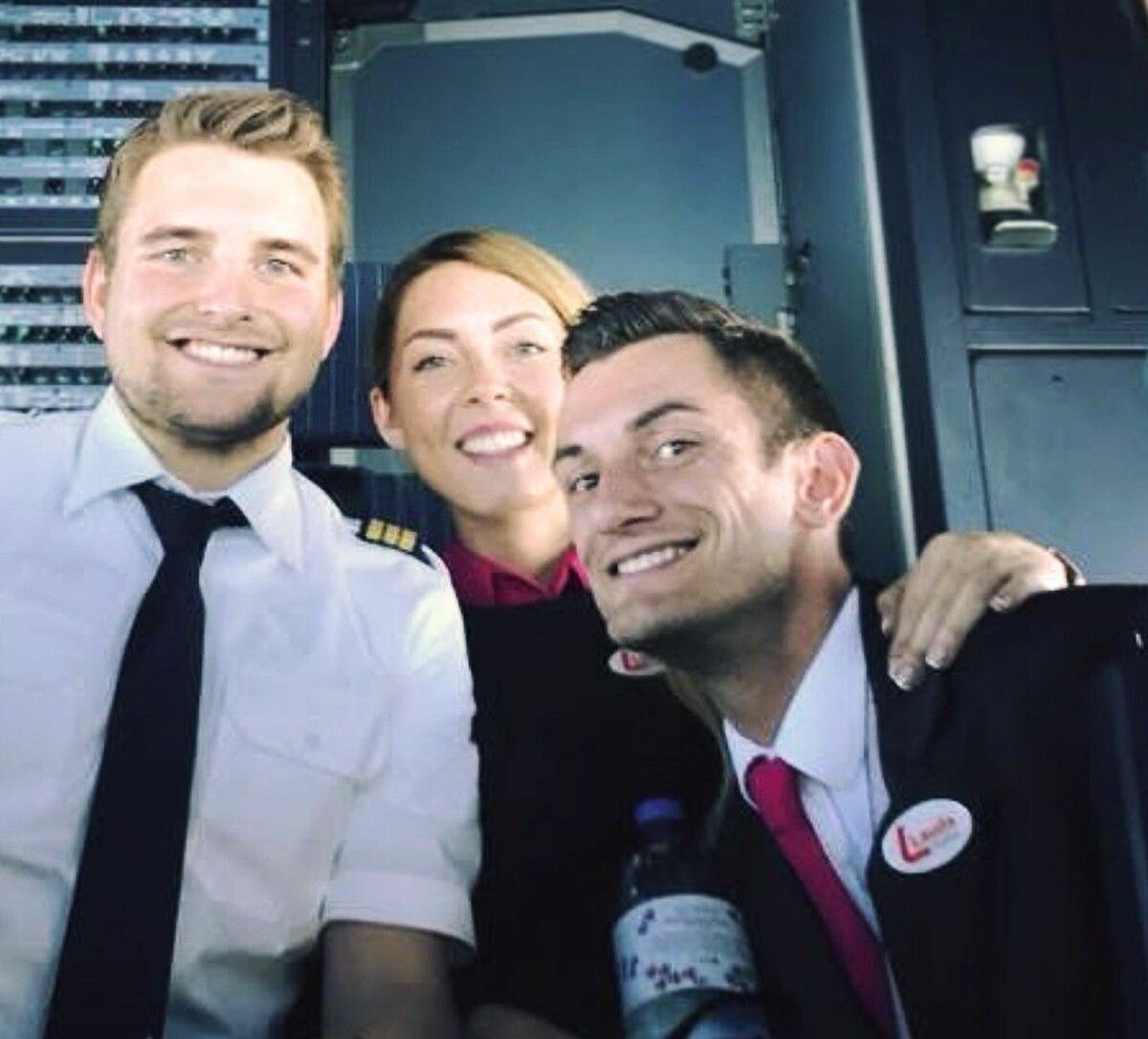 Ein strahlender Nino in seinem Traumjob als Flugbegleiter.