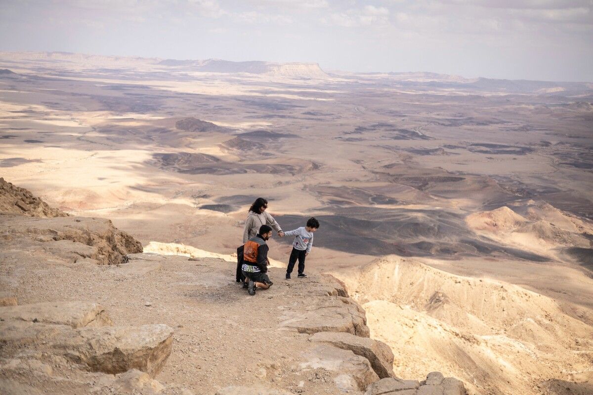 Eine Familie genießt die Aussicht am Ramon-Krater in Mitzpe Ramon. Während in weiten Teilen Israels Luftschutzsirenen heulen, haben Bewohner größerer Städte den kleinen Wüstenort Mitzpe Ramon auf der Suche nach Ruhe regelrecht überrannt. AFP (5)