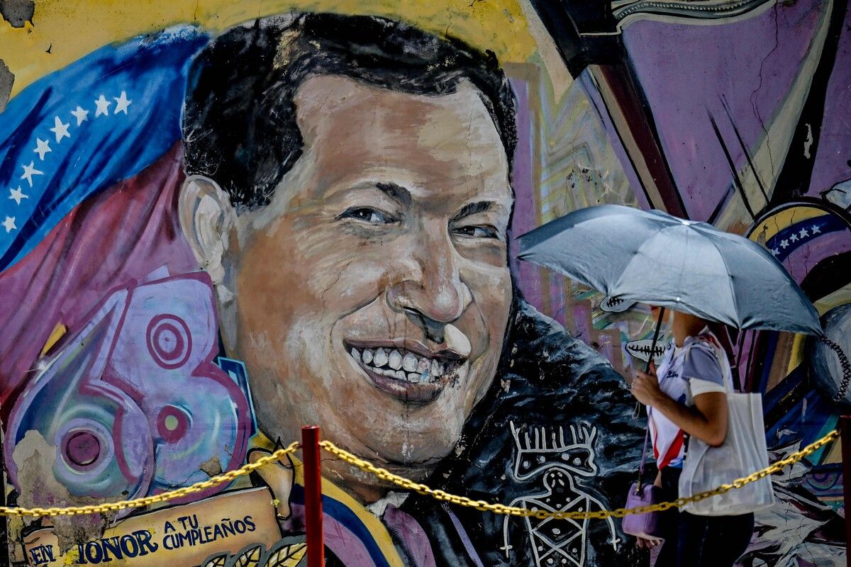 Eine Frau geht beim Mausoleum des ehemaligen venezolanischen Präsidenten Hugo Chávez in Caracas vorbei. Es wurde am Freitag der 13. Todestag des Staatschefs begangen.