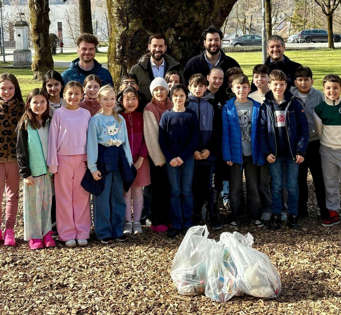 Eine vierte Klasse der „Schule im Park“ luden Bürgermeister Simon Tschann und Stadtrat Cenk Dogan zum Austausch über das Thema Umwelt ein. ⇒Stadt Bludenz