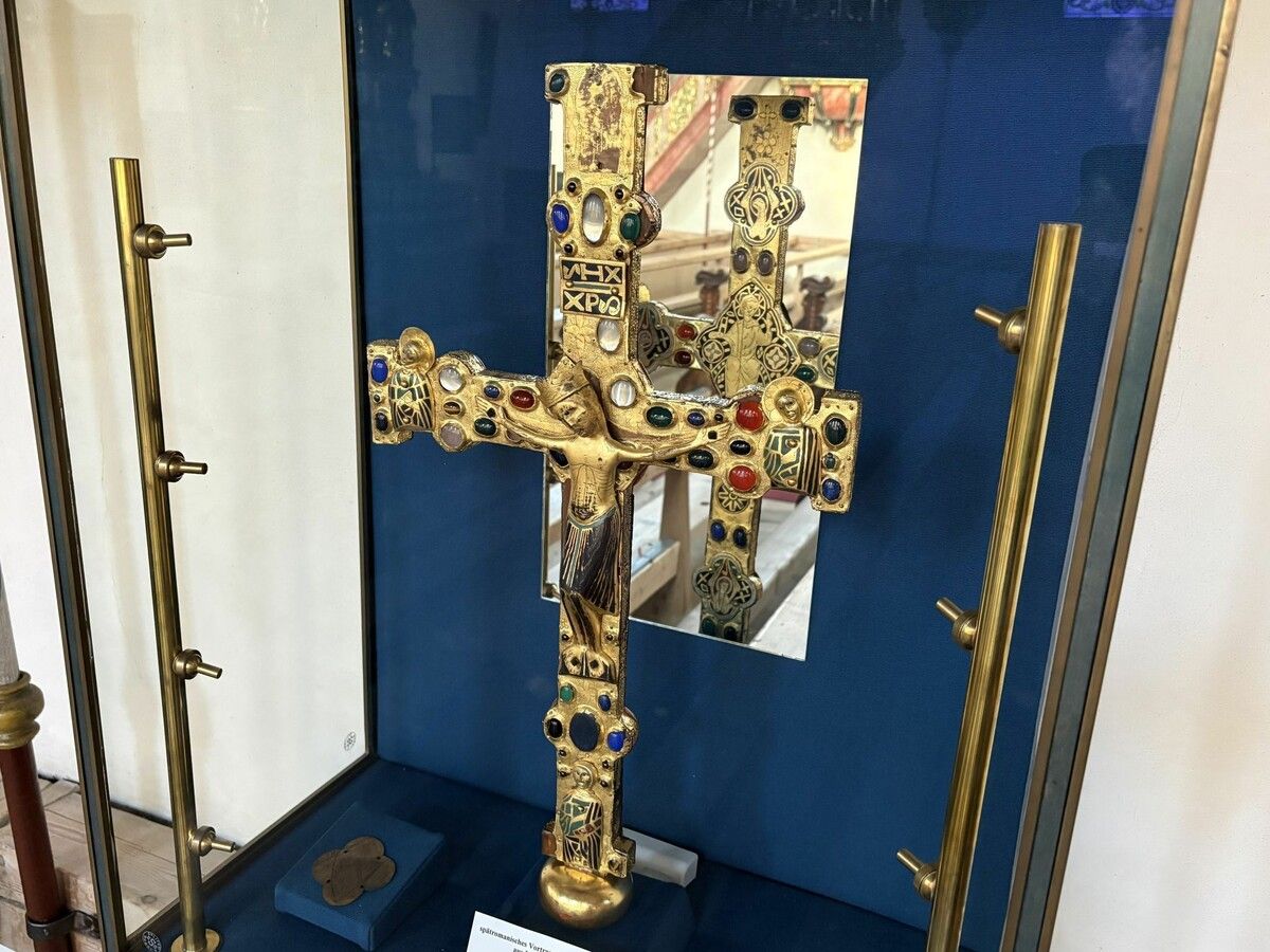 Eines der bedeutendsten Kunstdenkmale in Vorarlberg ist das spätromanische Vortragekreuz aus den Jahren um 1225/20, hier dessen Kopie von Beatrice Pfeifer in der „Bärger Kilka“ (1999). ⇒Gerhard Scopoli