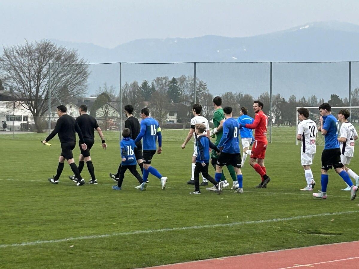 Einlauf mit dem Nachwuchs: Fußach gegen Schwarzenberg. ⇒Handout