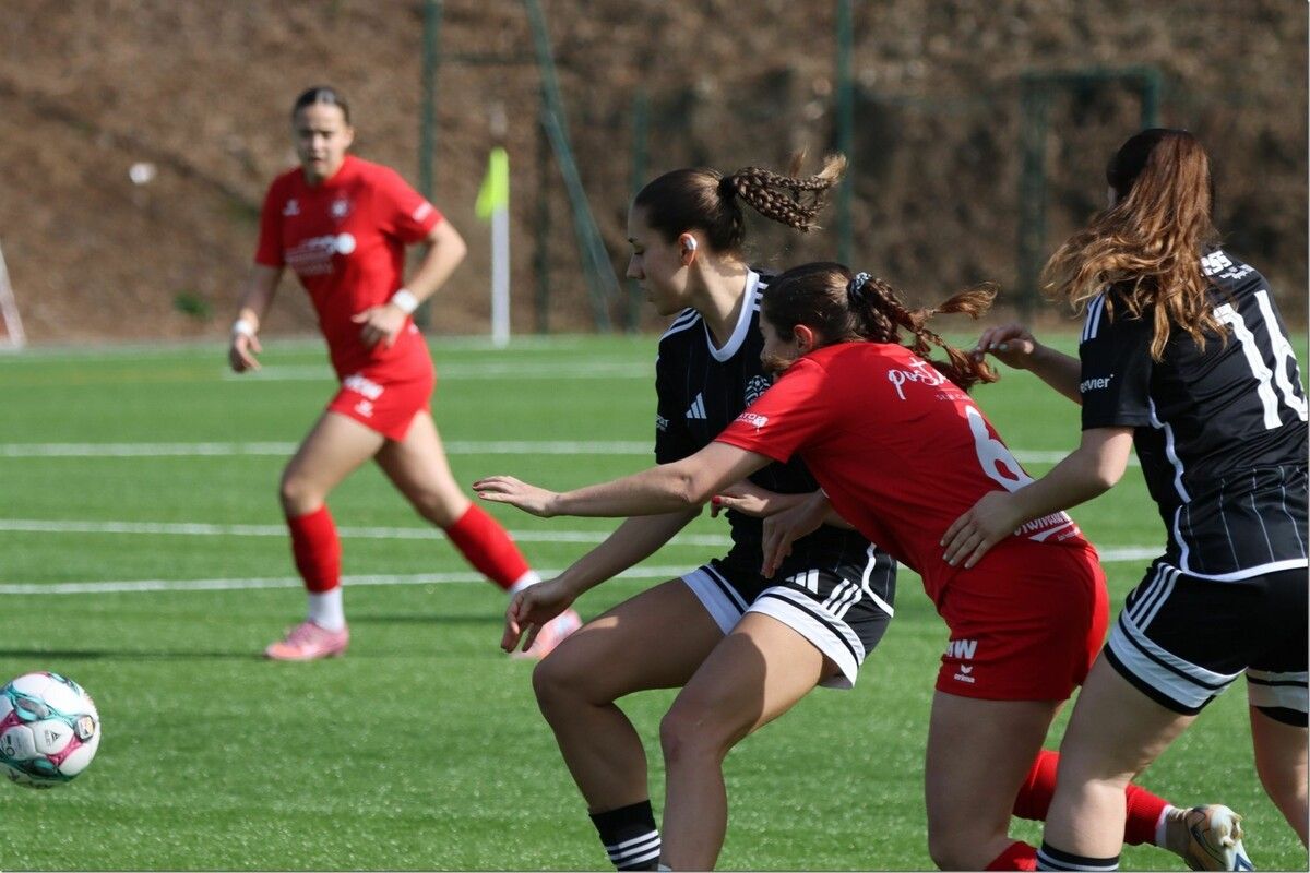 Einsatz total von Rankweil-Kapitänin Heike Müller gegen zwei Spielerinnen von Basel.⇒vn/tk (2)