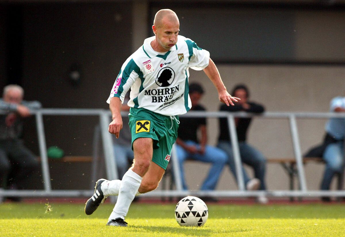 Einst sorgte er mit seinen Toren für Jubel in den heimischen Stadien, nun führt er den Fußball-Nachwuchs nach oben: Tamás Tiefenbach.⇒gepa
