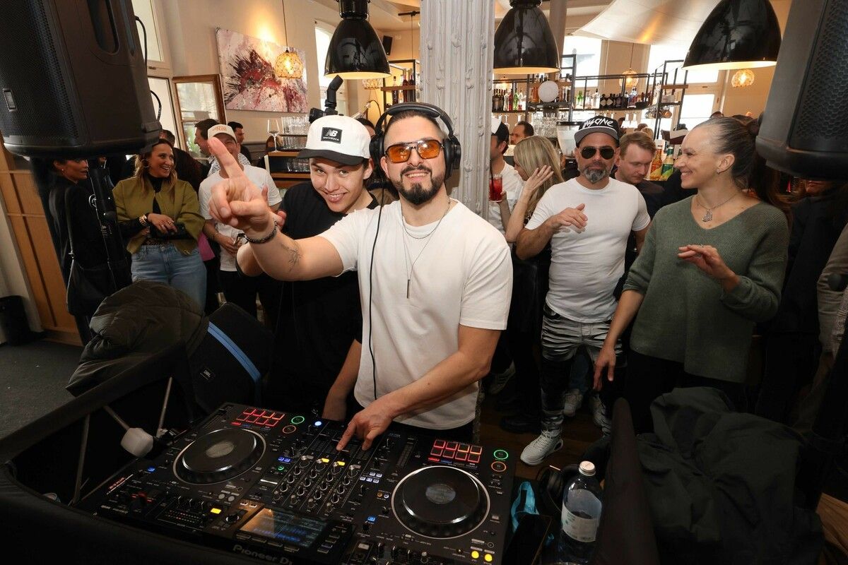 Emil Boenke und Nima Lovario am Pult.⇒Arno Meusburger