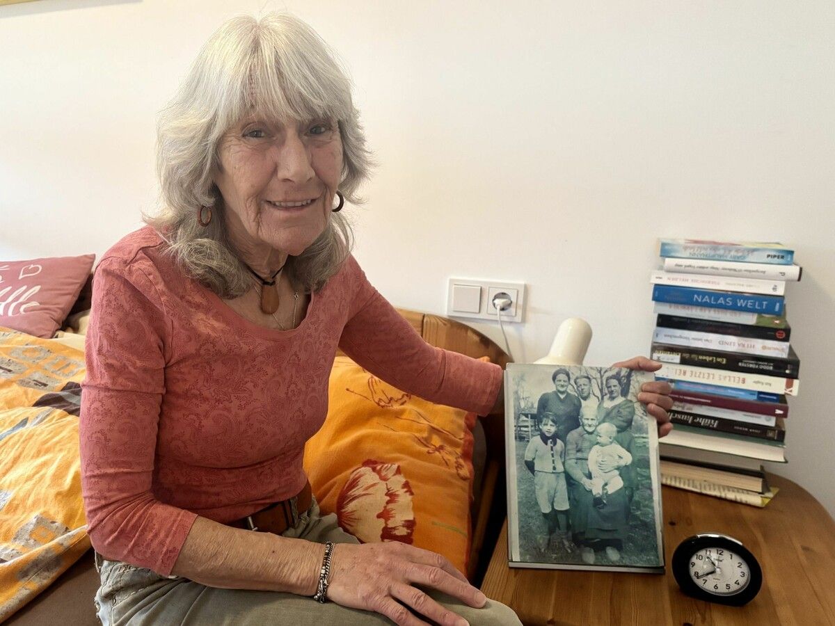 Emilie Eß hat ein großes Bild ihrer Familie neben dem Bett stehen, wobei ihr vor allem ihre Mutter (o. r.) viel Kraft gibt. ⇒VN/Grundner, Eß