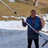 Lebensretter mit Schneeschieber