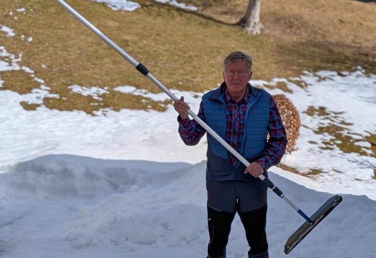 Ernst Fröschle mit dem ausziehbaren Schneeschieber, mit dem er das Mädchen aus dem Wasser hochzog.