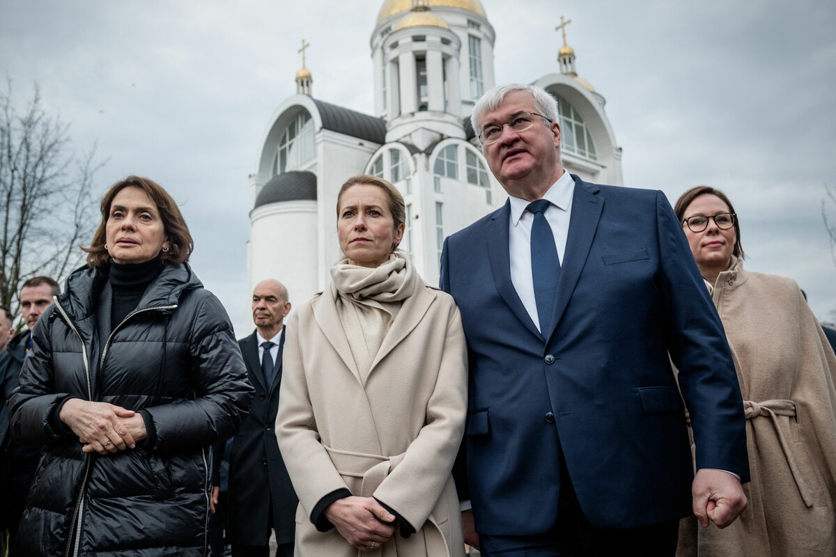 EU-Chefdiplomatin Kaja Kallas und rund ein Dutzend europäische Außenminister haben am Dienstag bei einem Besuch in der Ukraine der Opfer des Massakers von Butscha vor vier Jahren gedacht. AFP (5)