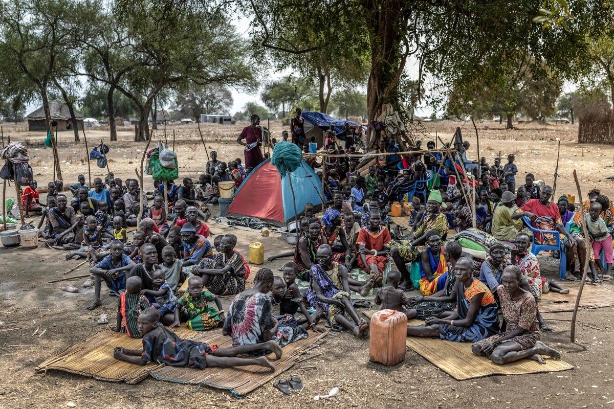 Familien versammeln sich im Schatten eines Baumes in einem improvisierten Lager für Vertriebene im Südsudan. ⇒afp
