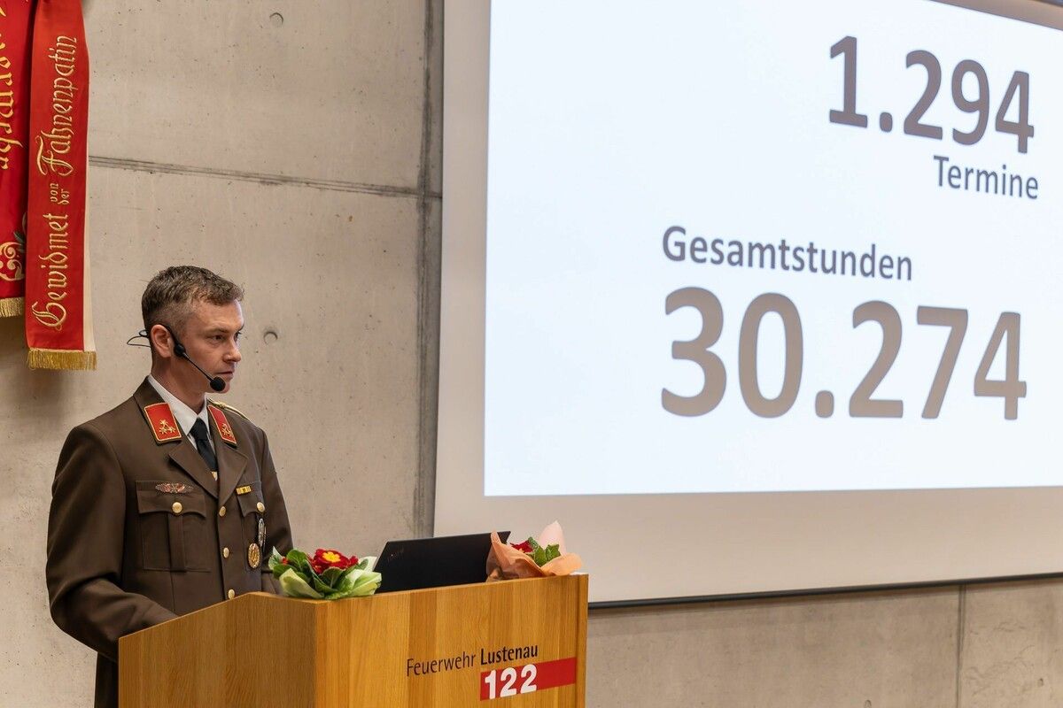 Feuerwehrkommandant Jürgen Hämmerle präsentierte bei der Jahreshauptversammlung interessante Daten zum vorigen Einsatzjahr. ⇒Feuerwehr (3)