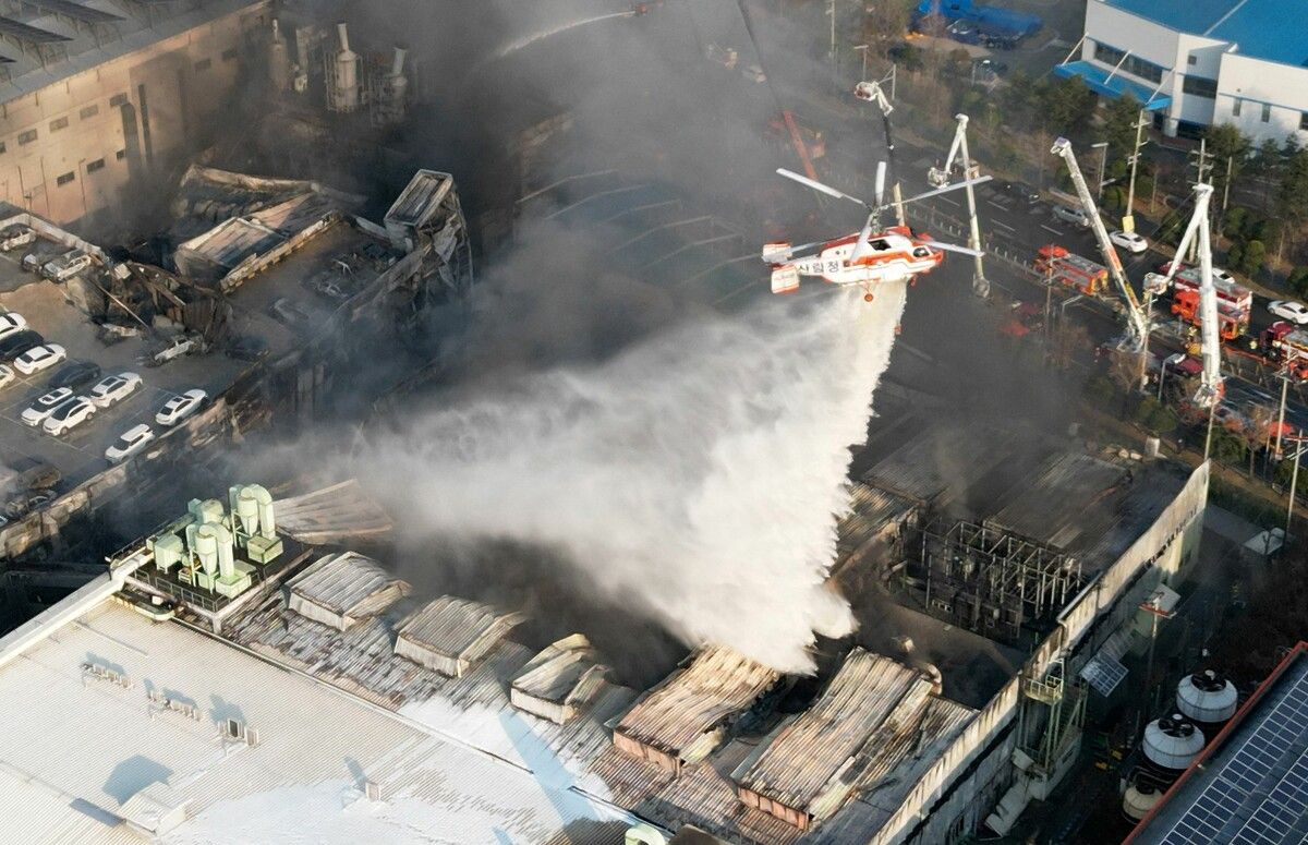 Feuerwehrleute bekämpfen den Brand in Daejeon unter schwierigen Bedingungen. ⇒afp