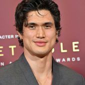 Charles Melton ist Vater