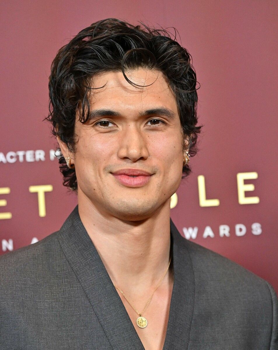 Charles Melton ist Vater