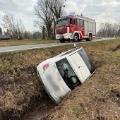 Pkw landet in Graben