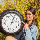 Die Uhr stellt sich auf Sommer ein
