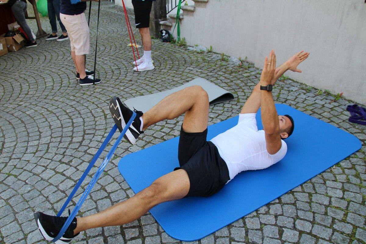 Fitnessbänder sind in der Stärke variabel und eignen sich gut für ein Krafttraining, mit dem man übrigens in jedem Alter beginnen kann.⇒aries performance