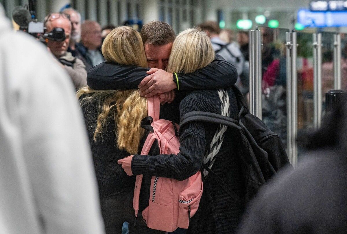 Fluggäste einer Sondermaschine aus Dubai bei ihrer Rückkehr am Flughafen München. ⇒APA/dpa/Armin Weigel