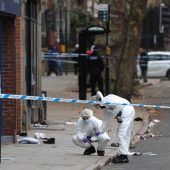Auto rast in England in Fußgängergruppe