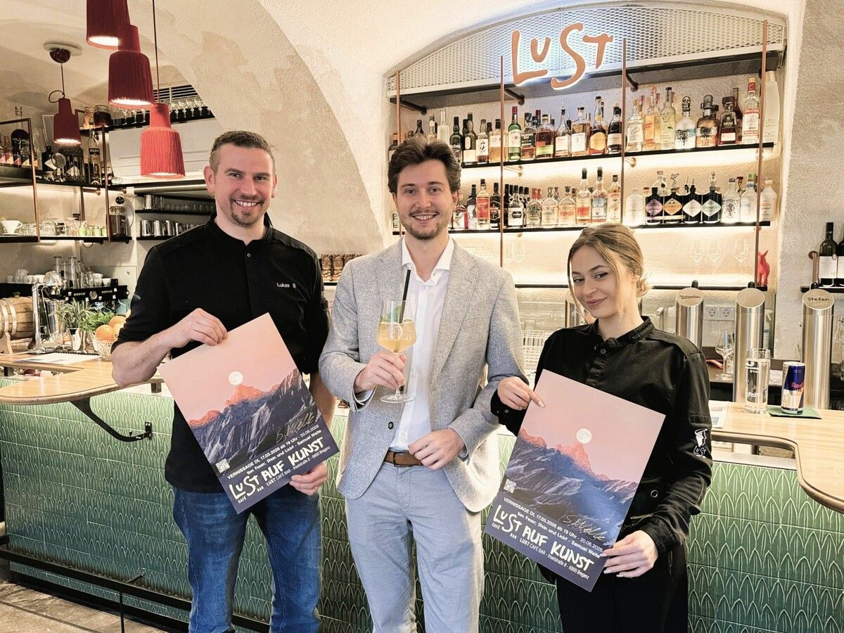 Fotograf Samuel Welte (Mitte) mit Geschäftsführer Lukas Buttazoni und Mitarbeiterin Sejla Grahovic bei der Ausstellungseröffnung in der Bregenzer LuSt Café Bar.⇒Sigrid Juen