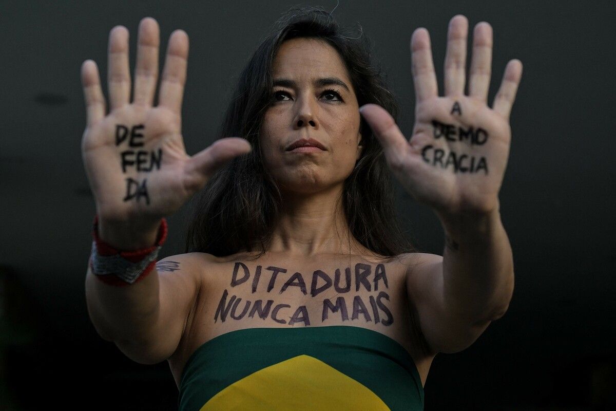 Frau mit Bodypainting „Nie wieder Diktatur“ bei stillem Marsch in São Paulo zum Gedenken an Opfer der Staatsgewalt von 1964.