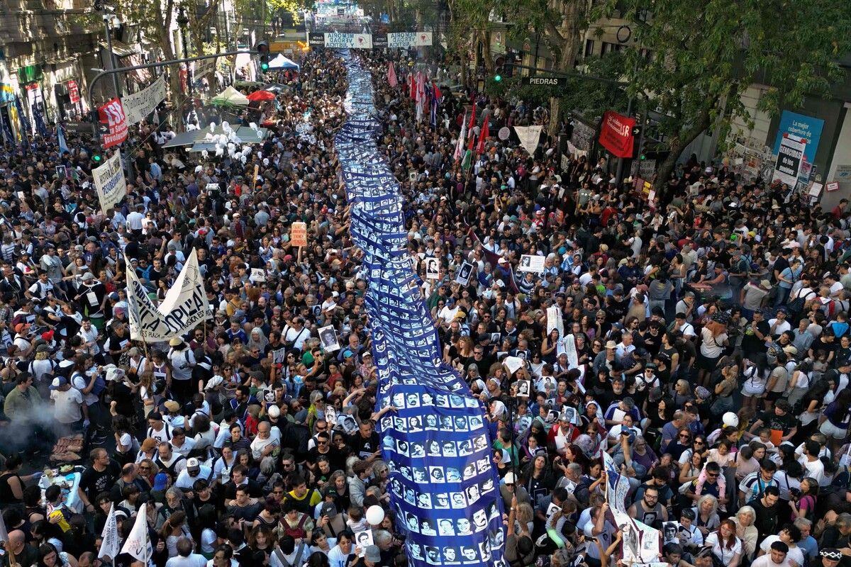 Fünfzig Jahre nach dem Staatsstreich in Argentinien gehen Tausende Menschen auf die Straße, um der Opfer der Militärdiktatur zu gedenken.