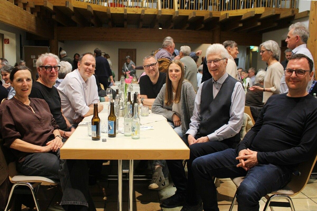 Für den „Erzähler“ Rudl Bischof wurde die Veranstaltung im Kloster Bezau eine richtige Familien-Fise im Kreise von Angehörigen, früheren Nachbarn und vielen Bekannten. ⇒STP (3)