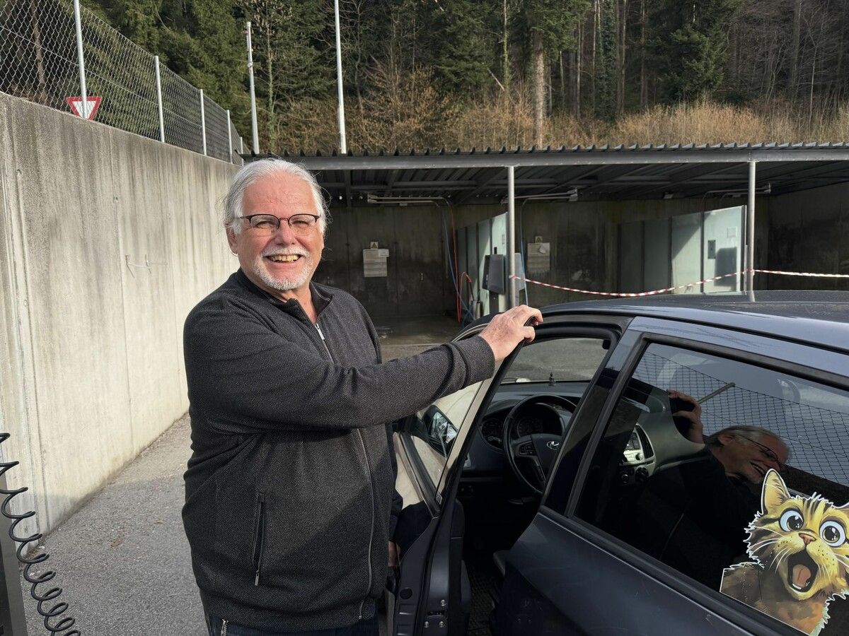 Für mich ist wichtig, dass die aktuelle Erhöhung wirklich die letzte bleibt, die zu Mittag noch erlaubt ist. Außerdem würde ich, wie in anderen Ländern, eine klare Preisregelung befürworten. Das sollte Hand in Hand mit einer Senkung der Steuern gehen, denn es ist für mich nicht nachvollziehbar, dass der Staat aufgrund eines Krieges höhere Einnahmen erzielt. Helmuth Grafeneder (75), Dornbirn