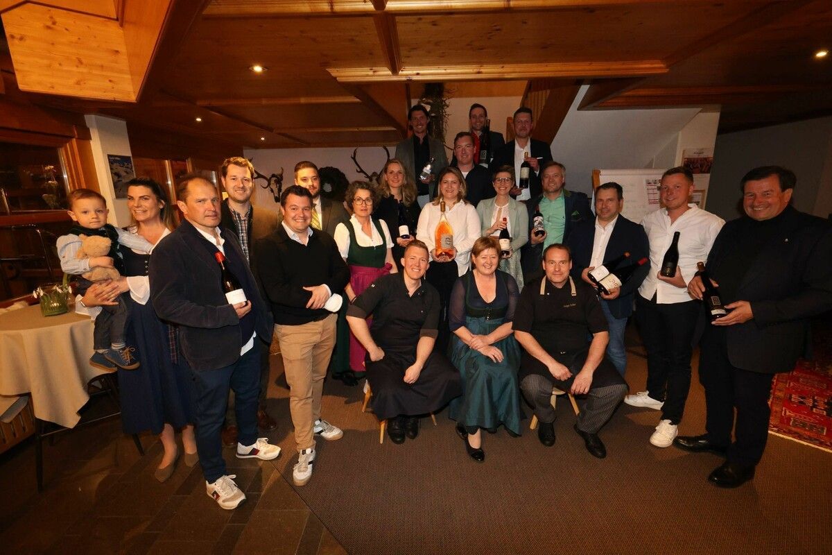 Gastgeber und Winzer vor Beginn des kulinarischen Erlebnisses der Sonderklasse.⇒Arno Meusburger