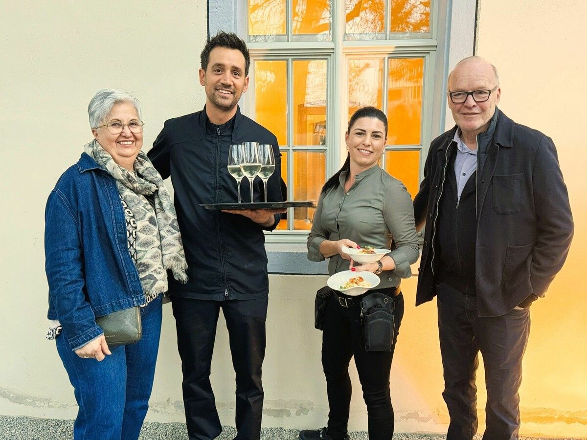 Gastronom Christoph Marte konnte mit Mitarbeiterin Nadine Wohlgenannt zahlreiche Gäste, darunter auch Gerda und Elmar Herburger vom Gasthaus Mohren, willkommen heißen.⇒Sigrid Juen